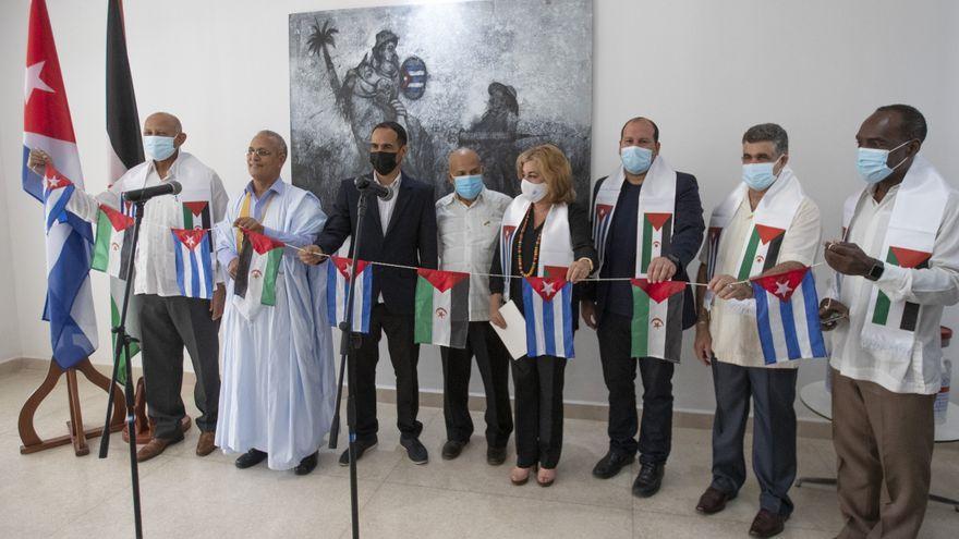 El embajador saharaui Mohamed Salec Abdesamad (segundo por la izquierda), posa para una foto junto a la viceministra Déborah Rivas Saavedra y trabajadores del Instituto Finlay de Vacunas, tras el acto de entrega de vacunas cubanas contra el covid, en La Habana. (EFE/Yander Zamora)