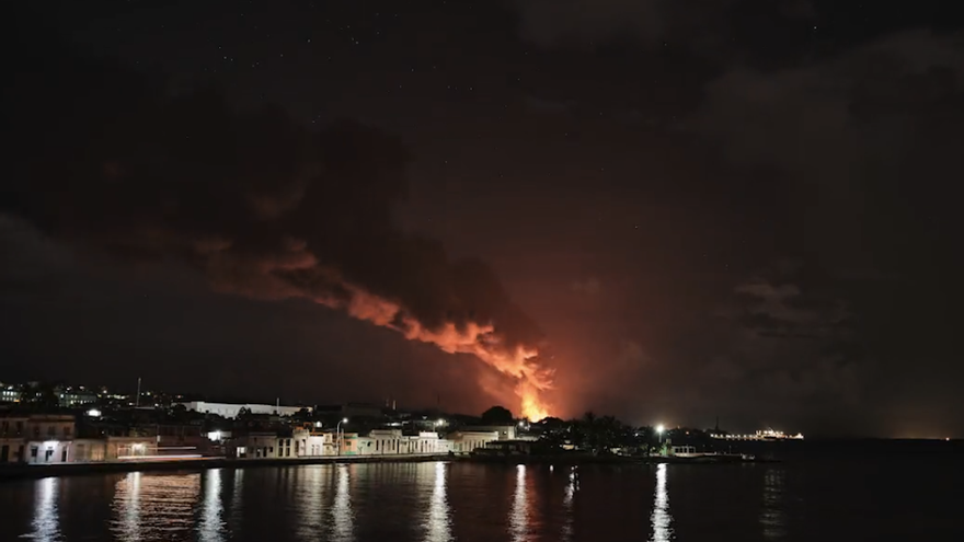 Momento en que el fuego alcanza el tercer depósito de la Base de Supertanqueros de Matanzas, la noche de este domingo. (@SantanaMiriel/Captura)