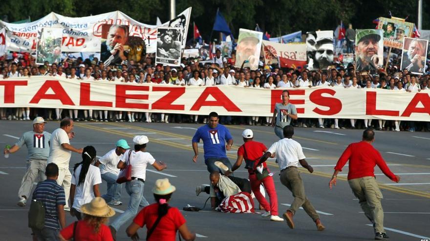 Momento en el que reprimen a Daniel Llorente en la manifestación del Primero de Mayo en La Habana. (EFE)