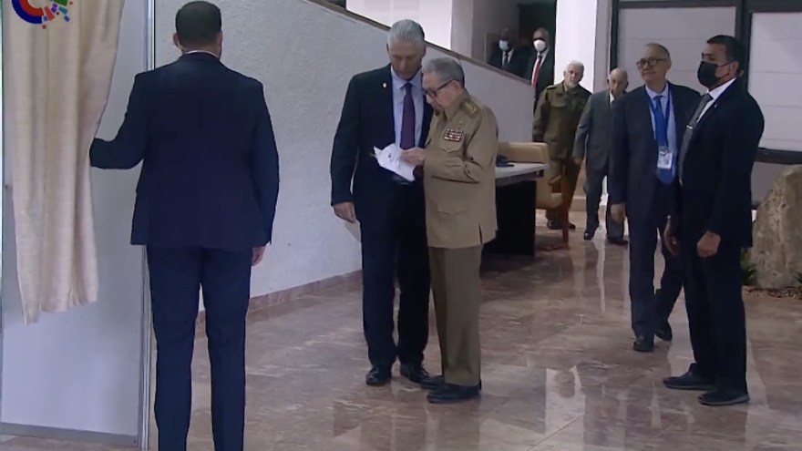 Momento en que Miguel Díaz-Canel y Raúl Castro inician la votación "secreta". (Captura)