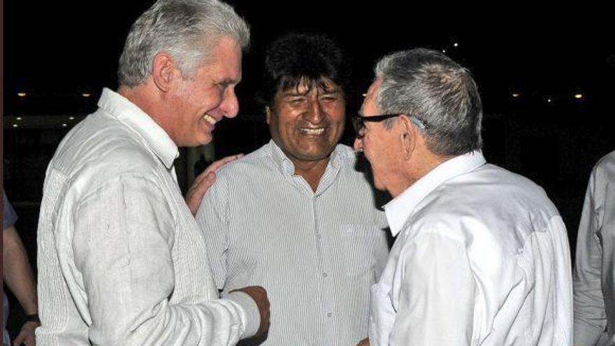 Morales aprovechó su escala en La Habana para reunirse con Castro y Díaz-Canel. (@PresidenciaCuba)