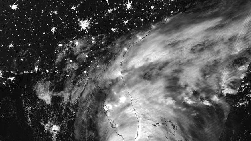 Una imagen de la NASA permite apreciar como el occidente de Cuba quedó sin servicio eléctrico tras el paso del huracán Irma. (NASA)