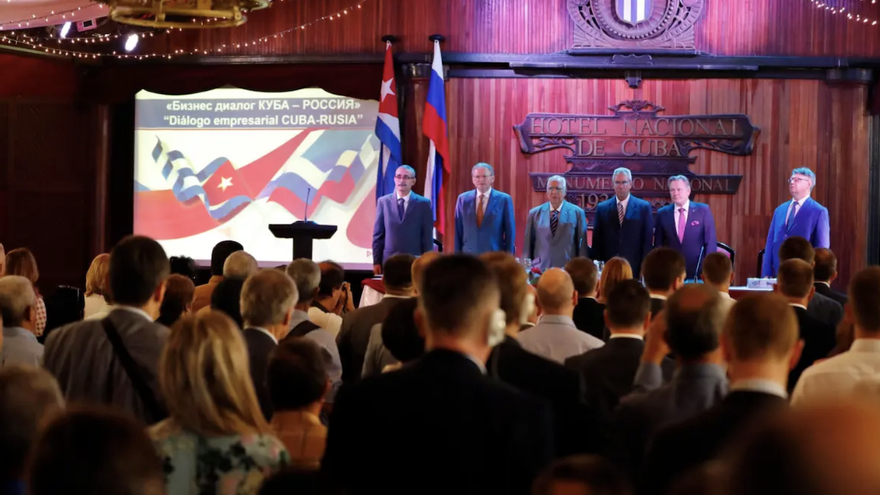 Estrado de la inauguración del foro empresarial entre Rusia y Cuba en el Hotel Nacional, este jueves en La Habana, presidido por Ricardo Cabrisas y Boris Titov. (EFE/Ernesto Mastrascusa)
