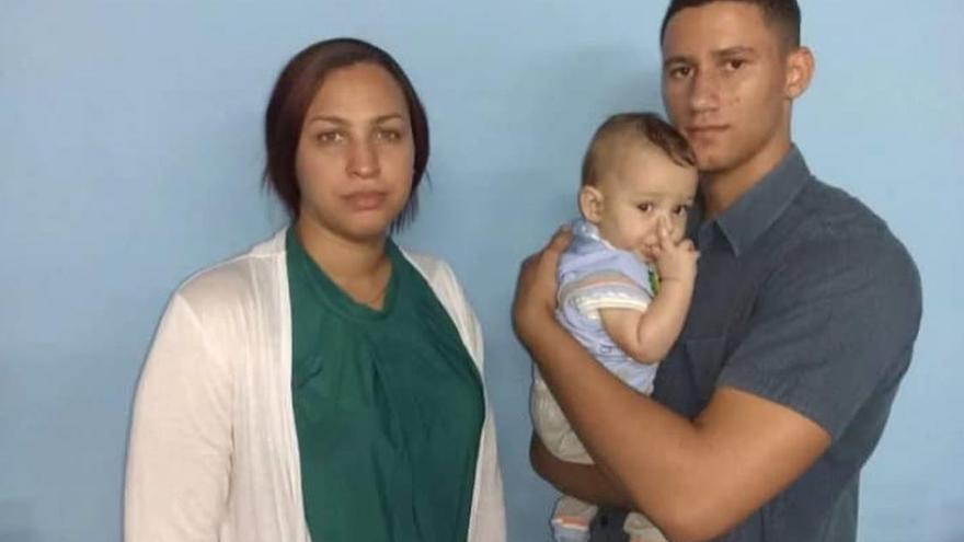 La doctora Nelva Ortega, esposa de José Daniel y el hijo del opositor con su hermana más pequeña. (Facebook/Nelva Ortega)