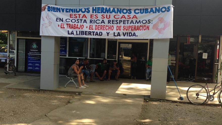 A pocos metros de la frontera con Nicaragua, los costarricense reiteran su solidaridad con los cubanos (Foto 14ymedio/Reinaldo Escobar)