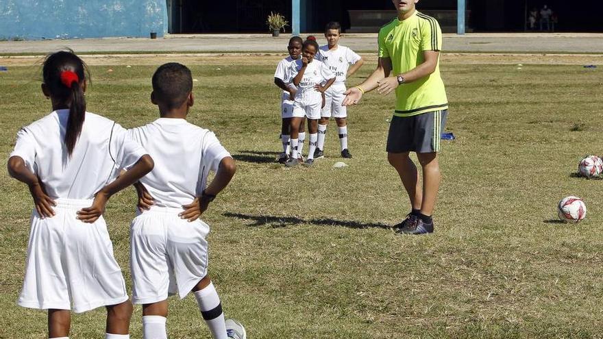Niños cubanos entrenenan con el astro del fútbol madrileño. (EFE) 