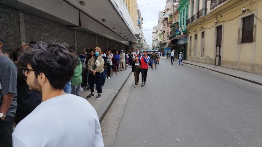 El OCC reportó el asalto a golpes de un anciano en La Habana, a plena luz del día, para robarle cuatro paquetes de salchichas recién comprados en el mercado de Cuatro Caminos. (14ymedio)