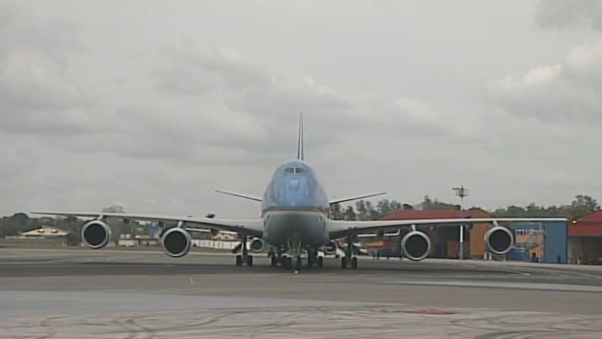 El Air Force One presidencial despegó del aeropuerto José Martí de la capital cubana a las 16.20 hora local, desde donde Obama emprende la segunda parte de su viaje por América Latina, a Argentina. (Fotograma)