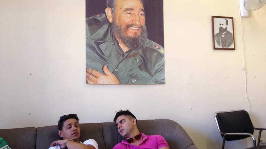 Dos jóvenes conversan en la Oficina Nacional Tributaria (ONAT) de la calle 17 en La Habana.