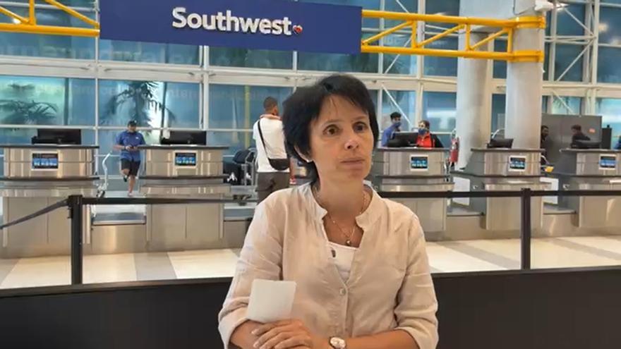 Omara Ruiz Urquiola grabó un video denunciando su caso momentos después de ser informada de que no podía volar a Cuba. (14ymedio)