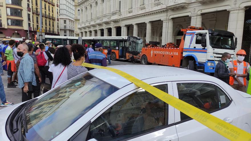 Ómnibus accidentado este miércoles en el Hotel Manzana Kempinski, en La Habana. (14ymedio)