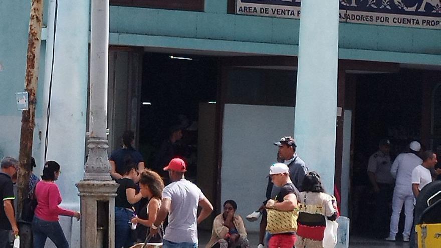 Operativo policial realizado la pasada semana en una tienda de Neptuno y Galiano, en La Habana. (14ymedio)