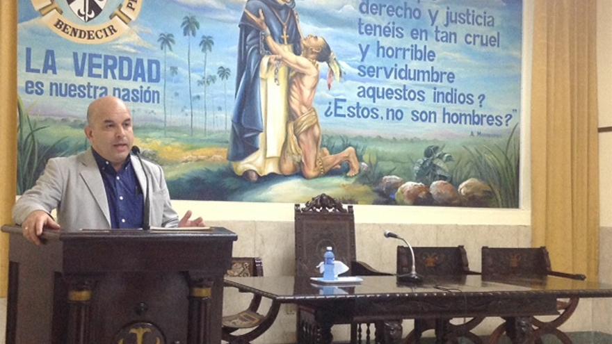 Orlando Márquez durante su conferencia ‘Iglesia y Estado laico’, en el aula Fray Bartolomé de las Casas. (14ymedio)