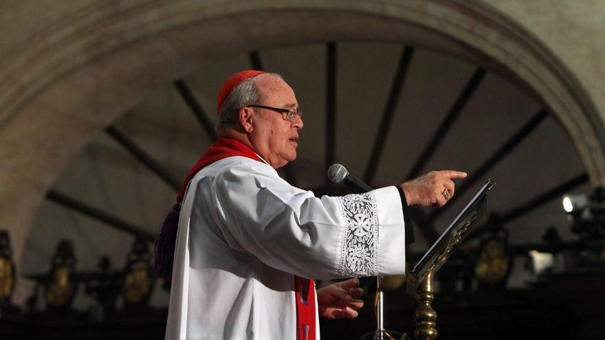 El cardenal cubano Jaime Ortega pronuncia un sermón el viernes 6 de abril de 2012 en la Catedral de La Habana. (EFE/Alejandro Ernesto)