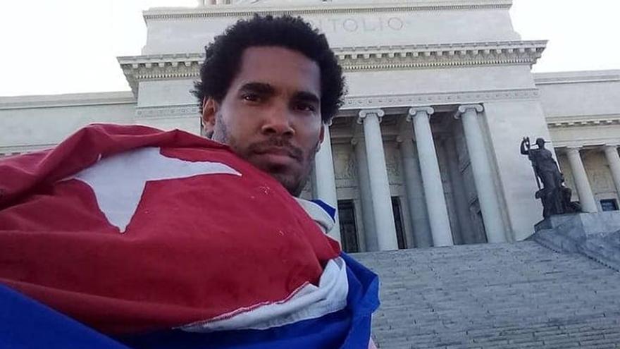 Otero Alcántara frente al Capitolio de La Habana durante una jornada de protestas. (Facebook)