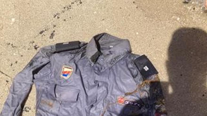 El uniforme de la PNR, prácticamente intacto, llevaba el número 39762 y se encontraba junto a un silbato. (Facebook/Manuel Zayas)