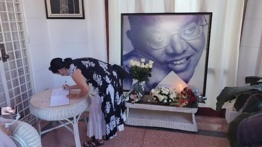 Los admiradores y amigos de Pablo Milanés fueron a firmar un libro de condolencias en su estudio de grabación, en la calle 11 de El Vedado, La Habana. (14ymedio)