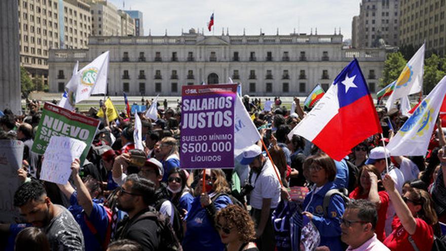 Un grupo de manifestantes se congrega frente al Palacio de la Moneda, en Santiago de Chile. (el Nuevo Herald)