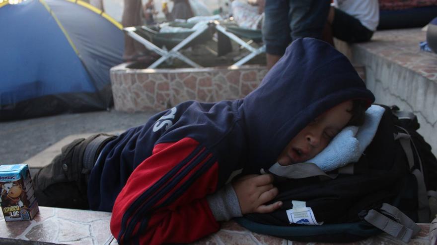 Un niño cubano duerme cerca de la frontera entre Panamá y Costa Rica a la espera de proseguir junto a su familia viaje hacia EE UU.(Silvio Enrique Campos migrante cubano en Panamá)