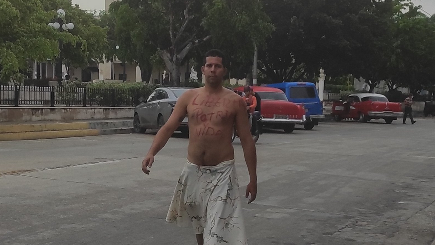 Solo por el Parque Central de Holguín, Óscar paseaba su protesta así antes de ser detenido. (@ManuAlejoRY)