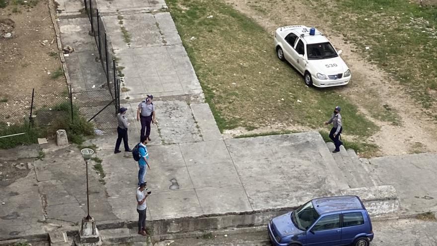 Parte del operativo policial que rodea la casa de la reportera Luz Escobar. (14ymedio)