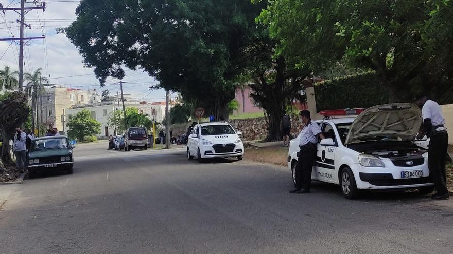 Patrullas de seguridad custodiando la Embajada de Colombia en La Habana, en el municipio de Playa. (14ymedio)