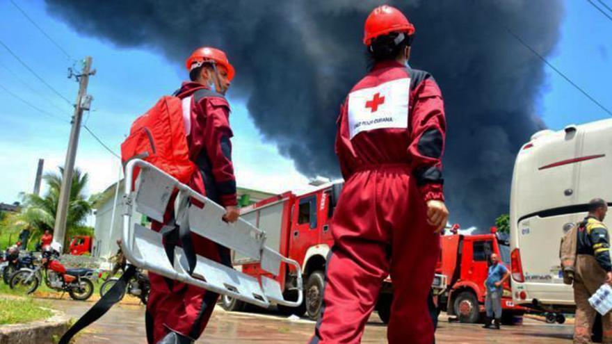 Personal de la Cruz Roja en las inmediaciones del Base de Supertanqueros de Matanzas. (Granma)