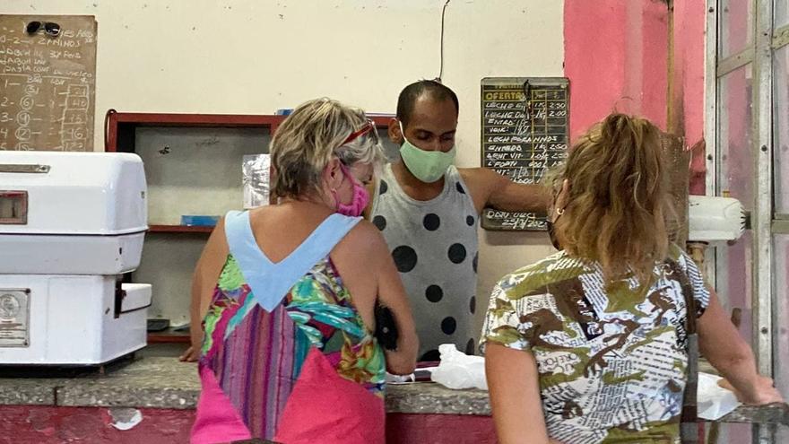 Personas comprando en una bodega cubana que vende la canasta familiar normada. (14ymedio/Archivo)