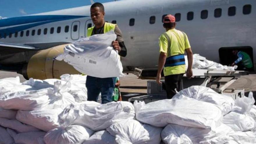 La carga incluye guantes quirúrgicos e insumos médicos que serán enviados a Pinar del Río, la provincia más devastada por el huracán Ian. (Prensa Latina)