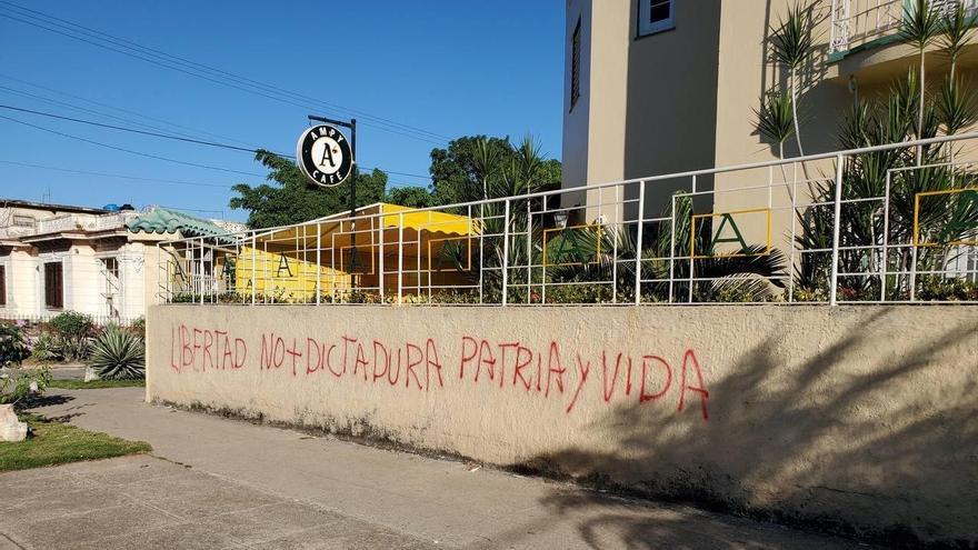 Pintada en el muro exterior del Ampy Café, en el municipio de Playa, La Habana. (14ymedio)