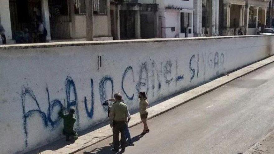 Pintada este miércoles contra Miguel Díaz-Canel en el barrio habanero de Santos Suárez. (Twitter/@ElRuso4k)