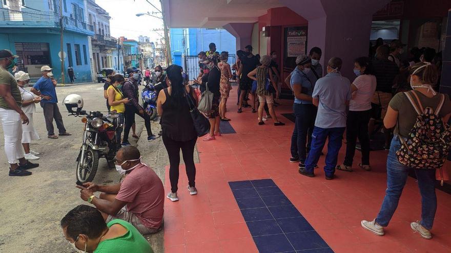 A las afueras de la Plaza de Carlos III, en La Habana, los clientes esperaban este viernes para recuperar sus pedidos. (14ymedio)