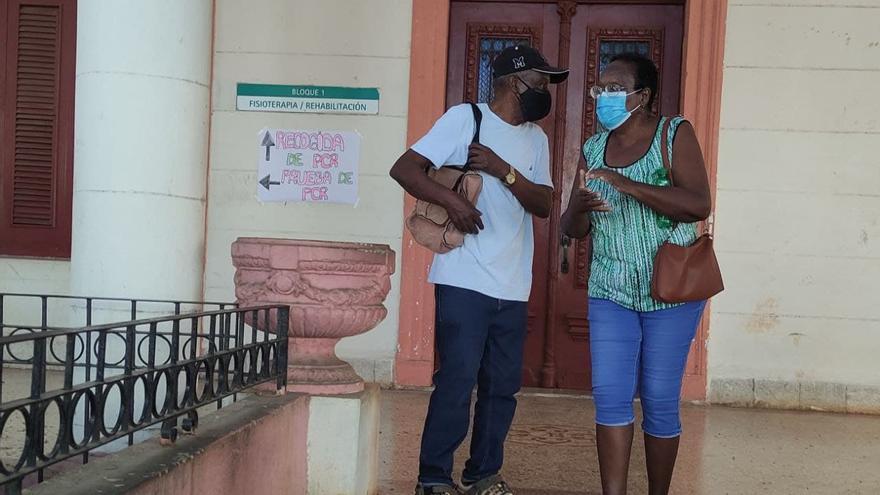 En el policlínico se realizan las pruebas para los residentes en los municipios de Plaza de la Revolución, Playa, Centro Habana y Boyeros, que suman más de 660.000 personas. (14ymedio)