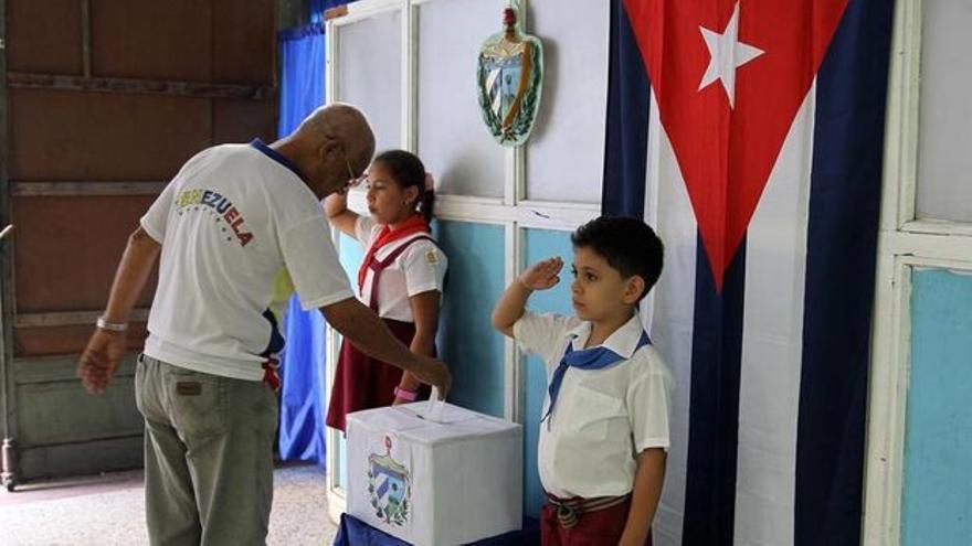 Un hombre ejerce su derecho al voto en las elecciones al Poder Popular en La Habana. (Archivo EFE)