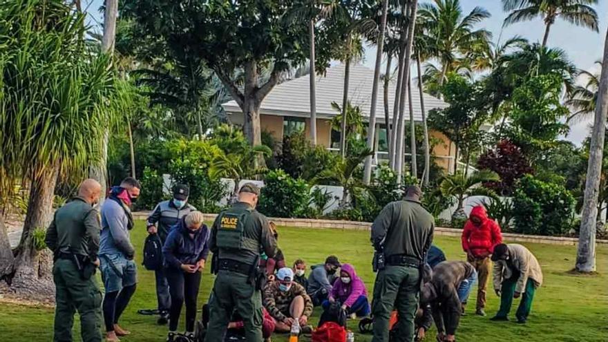 La Policía atiende a los migrantes a su llegada a Florida. (EFE)