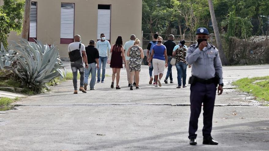 La Policía controla el acceso al tribunal donde se efectuara el juicio contra los artistas en La Habana. (EFE)