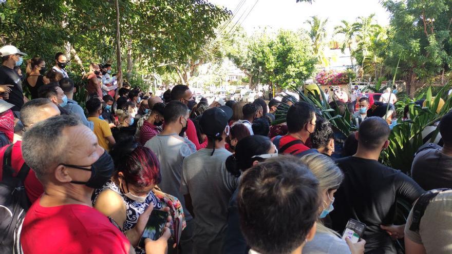 La Policía intenta apartar a la multitud de la entrada de la sede diplomática. (14ymedio)