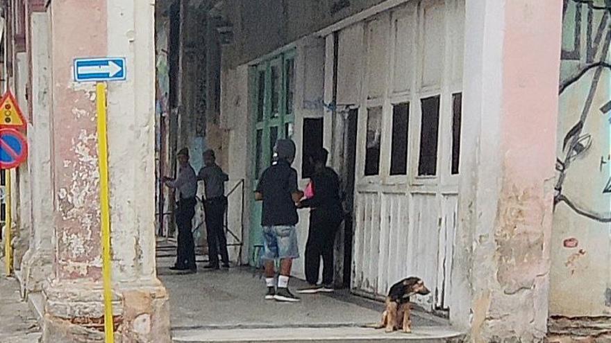 La Policía mantiene bajo vigilancia el edificio ubicado en Prado 352, cuyos habitantes han protestado en varias ocasiones, colocando sus objetos en el portal. (14ymedio)