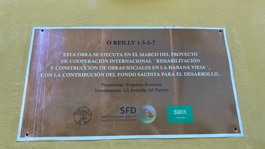 Placa en la fachada del edificio Práctico del Puerto, en La Habana, que indica que la restauración se hizo con ayuda del Fondo Saudita para el Desarrollo. (14ymedio)