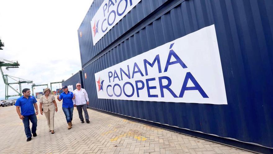La Primera Dama panameña revisa en Puerto Mariel los 31 contenedores de ayuda humanitaria para Cuba con las autoridades.(@PrimeraDamaPma)