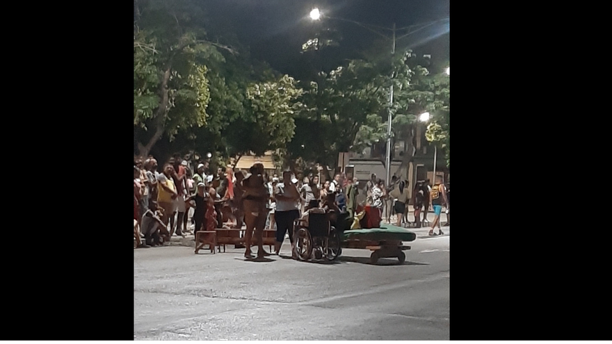 Protesta en el Parque del Curita, en Centro Habana, la madrugada de este viernes. (Captura)