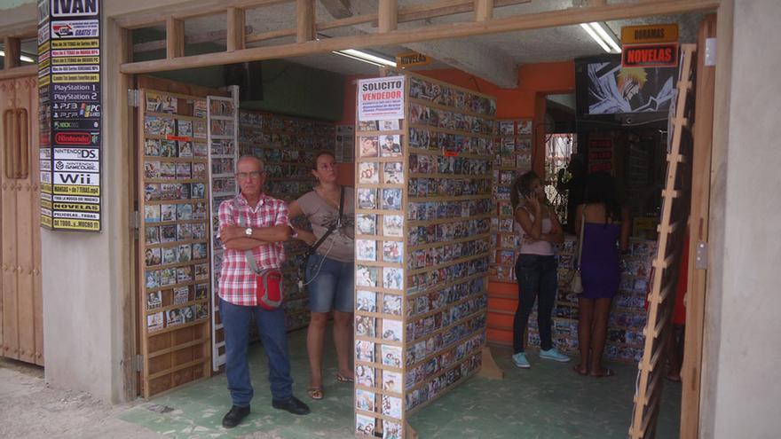 Puesto de venta de audiovisuales en CD y DVD en la ciudad de Camagüey. (14ymedio)