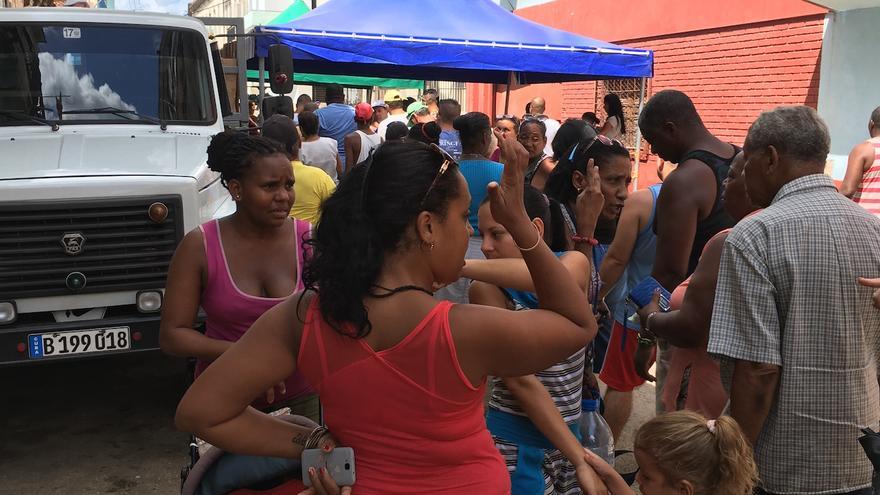 Punto de venta de alimentos para damnificados en la calle Ánimas, Centro Habana. (14ymedio)