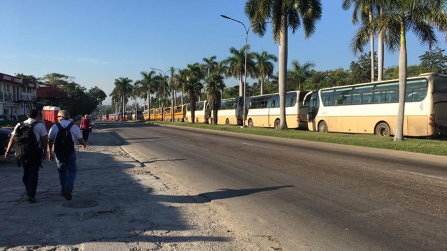 La avenida Rancho Boyeros en La Habana se llenó de guaguas que transportaban a los uniformados. (14ymedio)