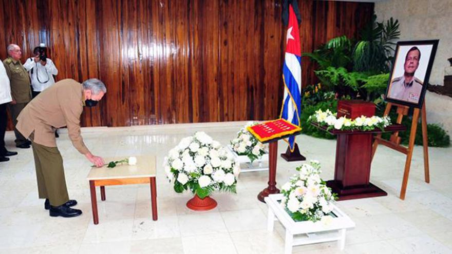 Raúl Castro, exsuegro de López-Calleja, deposita una rosa en el homenaje. (Estudios Revolución)
