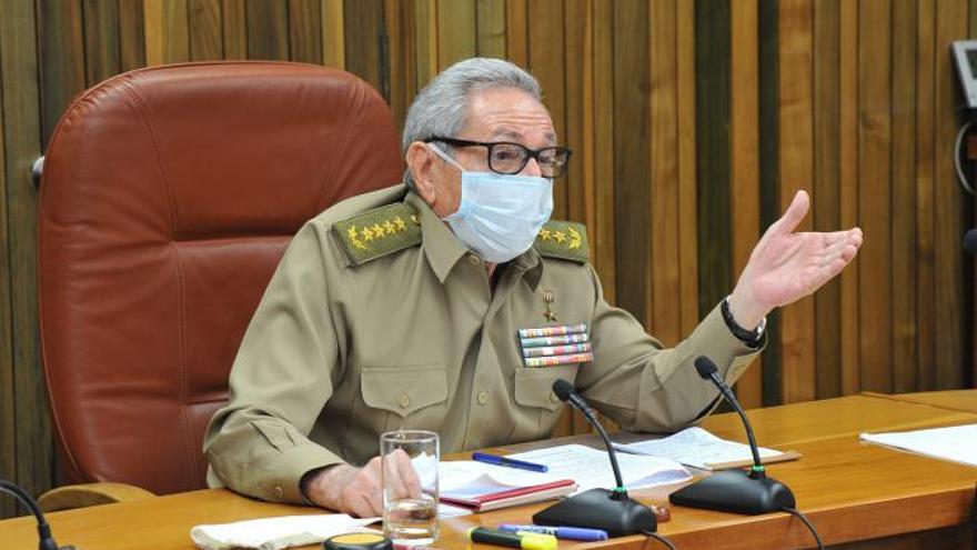 Raúl Castro revisó junto a otros funcionarios "al Plan para la prevención y control del nuevo coronavirus", detalla una breve nota oficial. (Granma)