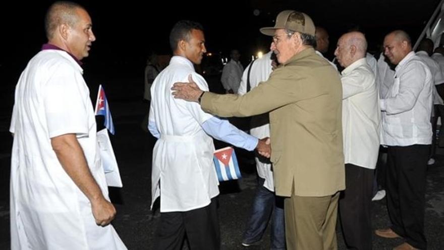 Raúl Castro y altos cargos del gobierno cubano despiden a un grupo de médicos 'internacionalistas'. (EFE) 