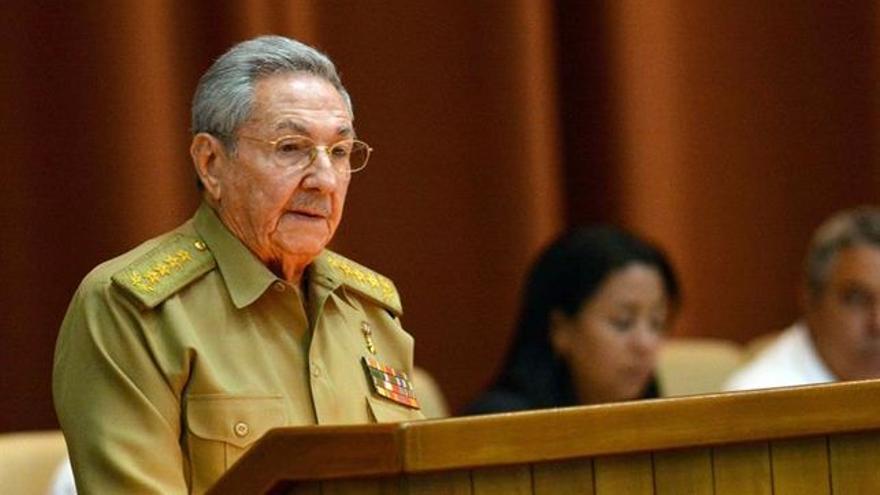 Raúl Castro habla frente a los parlamentarios cubanos. (EFE)