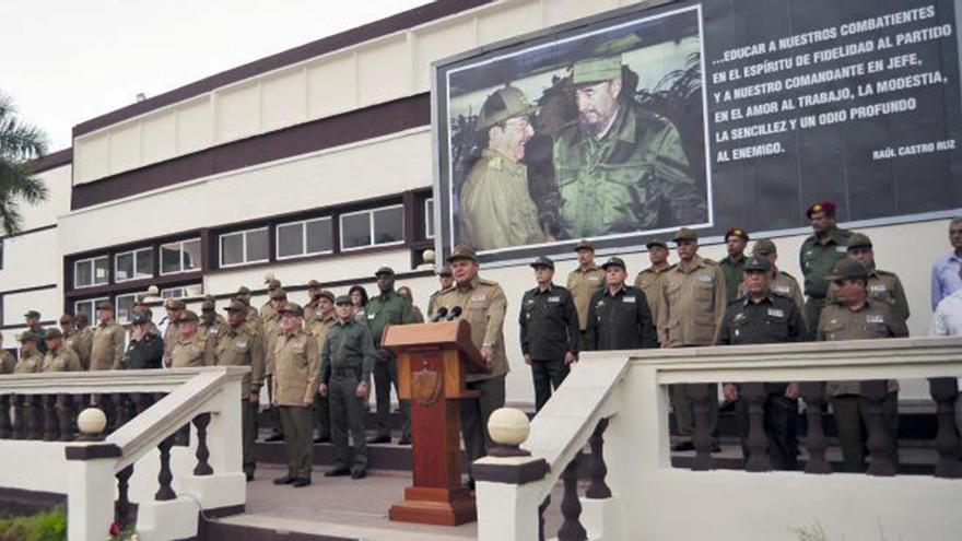 Raúl Castro entregó reconocimientos durante el acto político y ceremonia militar. (Granma)