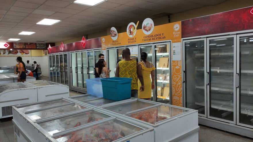 Refrigeradores de Home Deli en el supermercado de 3ra y 70, en Miramar, La Habana. (14ymedio)